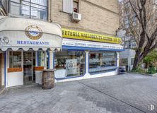 Retail for sale at Calle Cruz Sur, 1, Retiro, Madrid, 28007 with building, window, plant, tree, gas, facade, city, house, door and street around