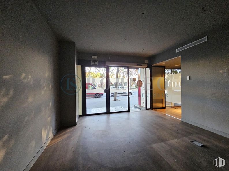 Local en alquiler en Paseo Castellana, Chamartín, Madrid, 28046 con puerta, suelo, suelos, apartamento, techo, hormigón, suelo de baldosas, transparencia, puerta de casa y iluminación natural alrededor