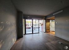 Local en alquiler en Paseo Castellana, Chamartín, Madrid, 28046 con puerta, suelo, suelos, apartamento, techo, hormigón, suelo de baldosas, transparencia, puerta de casa y iluminación natural alrededor