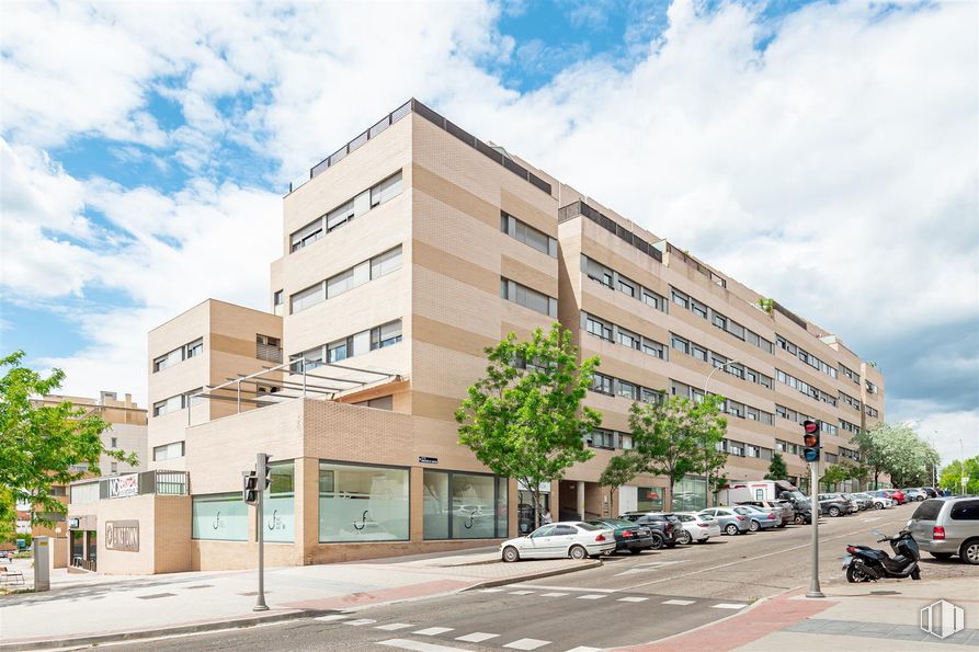 Oficina en alquiler en Calle Monasterio de Caaveiro, 13 , Fuencarral - El Pardo, Madrid, 28049 con nube, edificio, rueda, cielo, durante el día, coche, ventana, árbol, vehículo y diseño urbano alrededor