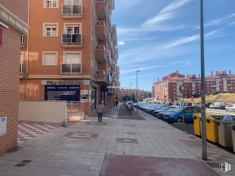 Retail for rent at Barrio de la Universidad, Ávila, 05003 with building, car, cloud, window, sky, street light, road surface, vehicle, urban design and brick around