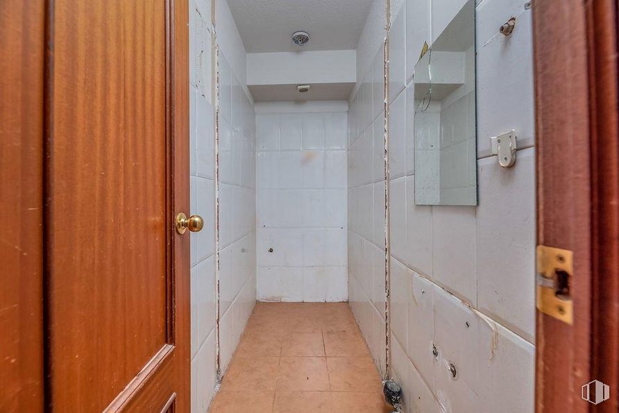 Local en venta en Calle Ancha, Aranjuez, Madrid, 28300 con puerta, accesorio, edificio, madera, asa, casa, puerta de casa, madera dura, contrachapado y manija de la puerta alrededor