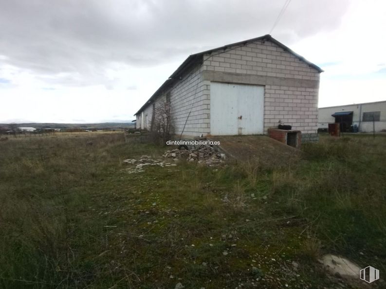 Land for sale at Zona Industrial La Colilla, La Colilla, Ávila, 05192 with house, cloud, sky, plant, building, land lot, highland, grass, grassland and landscape around