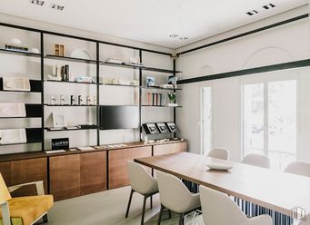 Oficina en alquiler en Zona Trafalgar, Chamberí, Madrid, 28010 con silla, mesa, mueble, interiorismo, suelos, estantería, alumbrado, escritorio, suelo y estante alrededor