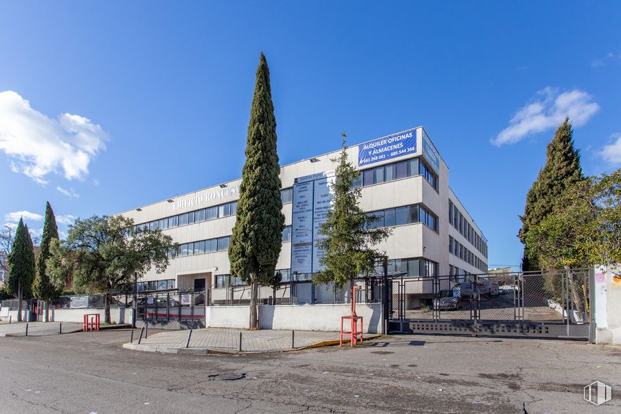 Oficina en alquiler en Edificio Roncesvalles, Calle Alcarria, 7, Coslada, Madrid, 28820 con edificio, cielo, nube, planta, árbol, diseño urbano, bloque de pisos, condominio, ventana y vecindario alrededor