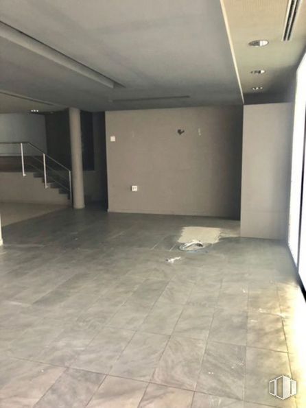 Retail for sale at Avenida Constitución, 28, El Escorial, Madrid, 28280 with tile flooring, hall, interior design, fixture, floor, material property, flooring, composite material, real estate and ceiling around