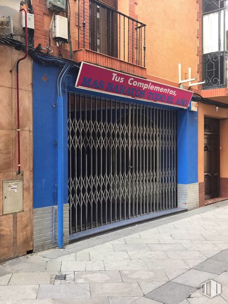 Retail for sale & for rent at Calle Ramón Y Cajal, 19, Talavera de la Reina, Toledo, 45600 with door, window, property, building, azure, fixture, wood, neighbourhood, brick and brickwork around