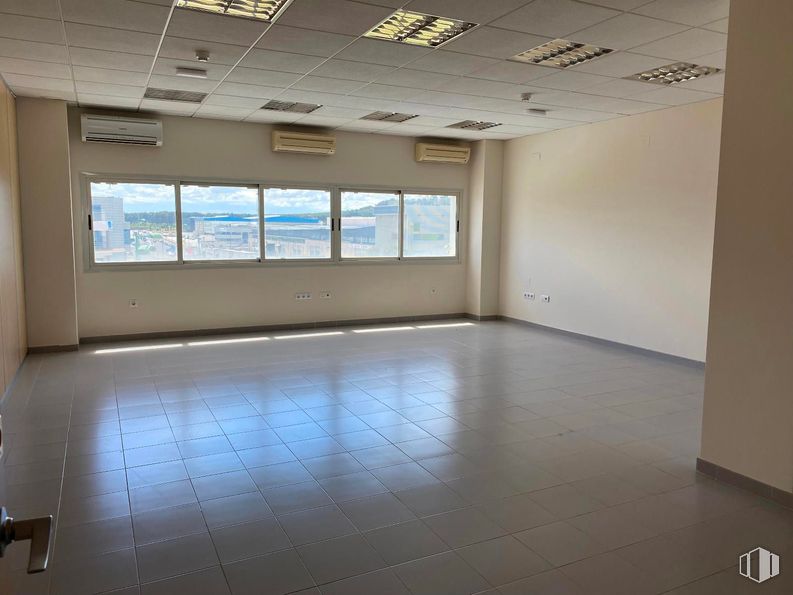 Nave en alquiler y venta en Zona empresarial, Getafe, Madrid, 28906 con ventana, hall, accesorio, interiorismo, madera, suelos, sombra, suelo, edificio y vidrio alrededor