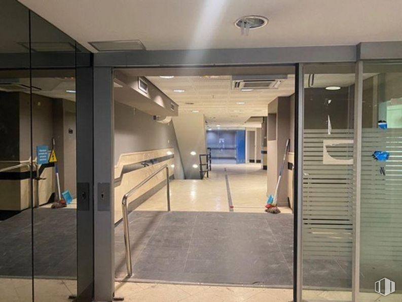 Local en alquiler y venta en Zona Gaztambide, Chamberí, Madrid, 28015 con accesorio, puerta, suelos, suelo, edificio, aparcamiento, ciudad, hall, vidrio y techo alrededor