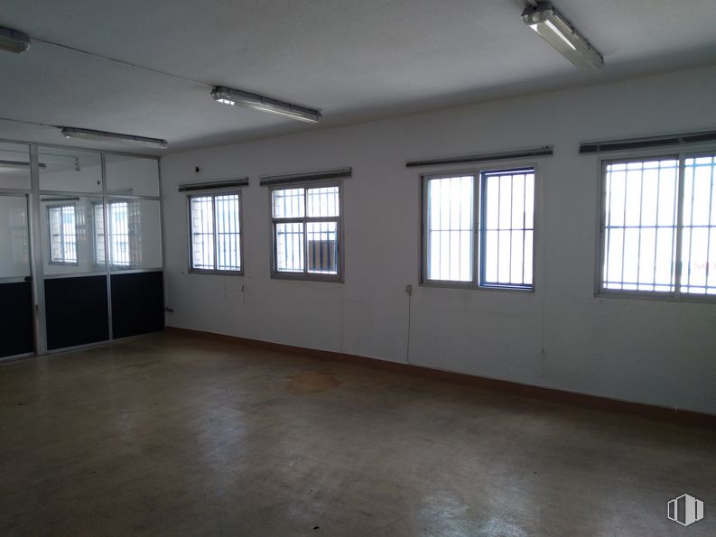 Industrial for rent at Calle Gamonal, 12, Villa de Vallecas, Madrid, 28031 with window, lighting, fixture, shade, wood, hall, interior design, flooring, floor and building around