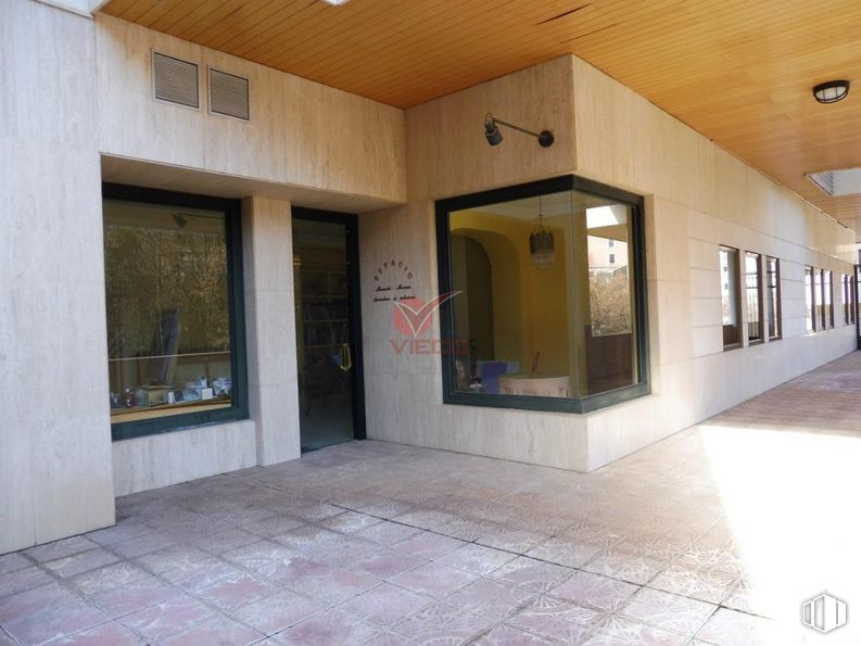 Local en alquiler en Zona Parque del Huécar, Cuenca, 16001 con ventana, propiedad, puerta, accesorio, edificio, diseño de interiores, arquitectura, pasillo, suelo de baldosas y piso alrededor