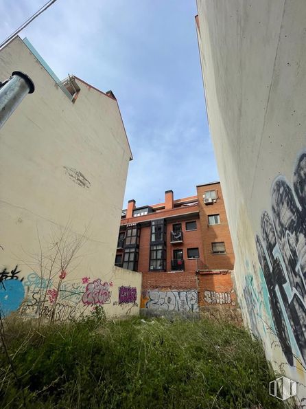 Land for sale at Calle Nuestra Señora de la Antigua, Carabanchel, Madrid, 28025 with building, wall, visual arts, graffiti, mural, paint, street art, apartment, concrete and alley around