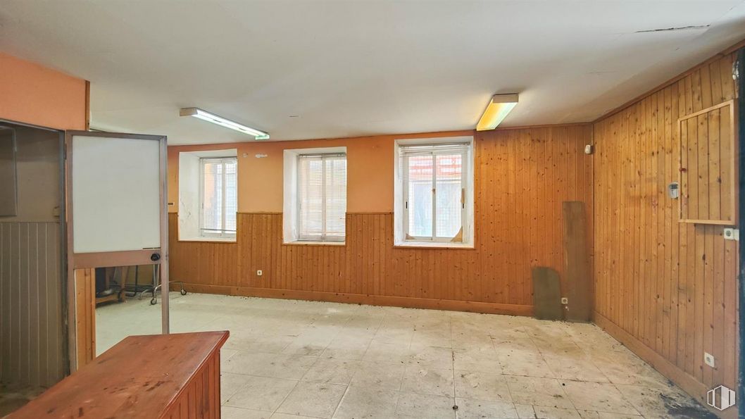 Land for sale at Avenidas Rey Juan Carlos I, 10, Robledo de Chavela, Madrid, 28294 with window, light fixture, lighting, window blind, building, fixture, wood, wood stain, floor and flooring around