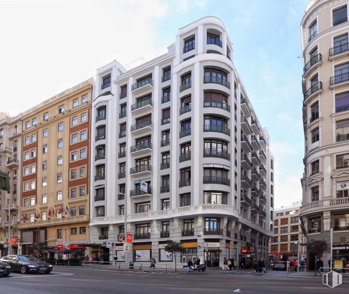 Oficina en alquiler en Calle Gran Vía, 67, Centro, Madrid, 28013 con edificio, tiempo de día, propiedad, ventana, cielo, accesorio, nube, diseño urbano, bloque de pisos y condominio alrededor