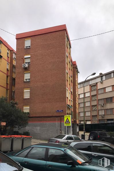 Local en alquiler y venta en Travesía Poeta Blas de Otero, 6, Ciudad Lineal, Madrid, 28017 con coche, edificio, vehículo terrestre, vehículo, cielo, ventana, vehículo motorizado, infraestructura, nube y modo de transporte alrededor