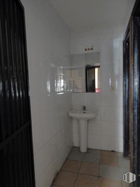 Retail for rent at Calle Juan Ángel Nebreda, 3, Ávila, 05005 with sink, mirror, property, tap, building, plumbing fixture, fixture, bathroom, house and wood around