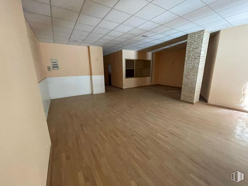 Retail for sale at Calle Ingeniero Mariño, Guadalajara, 19001 with wood, hall, fixture, flooring, floor, wood stain, hardwood, laminate flooring, ceiling and building material around