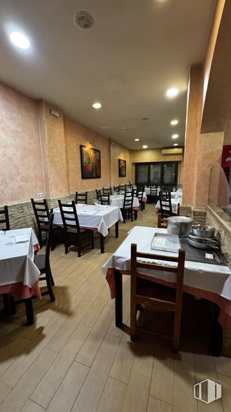 Retail for sale at Calle Ricardo de la Vega, Móstoles, Madrid, 28932 with chair, kitchen & dining room table, table, table top, restaurant, door and cafeteria around