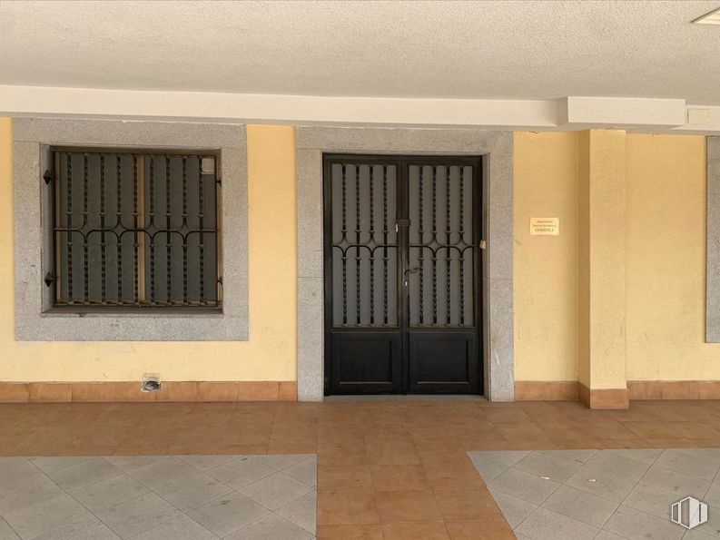 Local en venta en Paseo Santo Tomás, Ávila, 05003 con puerta, ventana, edificio, accesorio, madera, sombra, puerta de casa, suelo, rectángulo y casa alrededor