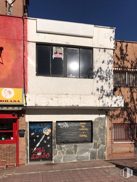 Local en venta en Calle Nuestra Señora de la Luz, 118, La Latina, Madrid, 28047 con edificio, ventana, propiedad, cielo, accesorio, ladrillo, barrio, asfalto, superficie de carretera y rectángulo alrededor