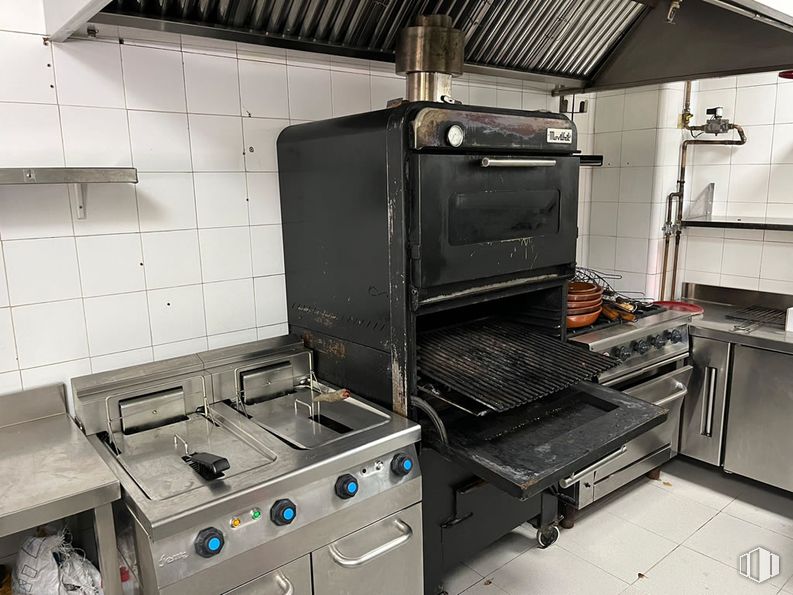 Retail for rent at Zona Manuel de Falla, Alcobendas, Madrid, 28100 with kitchen appliance, home appliance, major appliance, kitchen stove, kitchen, stove, gas stove, cooktop, machine and aluminium around