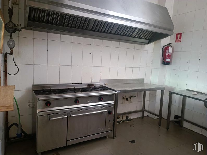 Retail for sale at Avenida Velázquez, 4, Rivas-Vaciamadrid, Madrid, 28521 with cabinetry, table, property, building, gas stove, kitchen stove, kitchen, kitchen appliance, major appliance and gas around