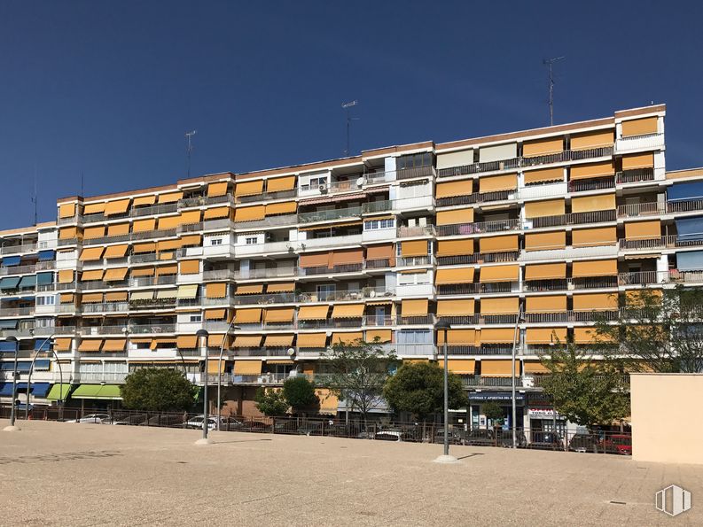 Local en alquiler y venta en Calle Pintor Ribera, 5, Móstoles, Madrid, 28933 con edificio, cielo, ventana, diseño urbano, condominio, bloque de pisos, árbol, casa, sombra y rectángulo alrededor