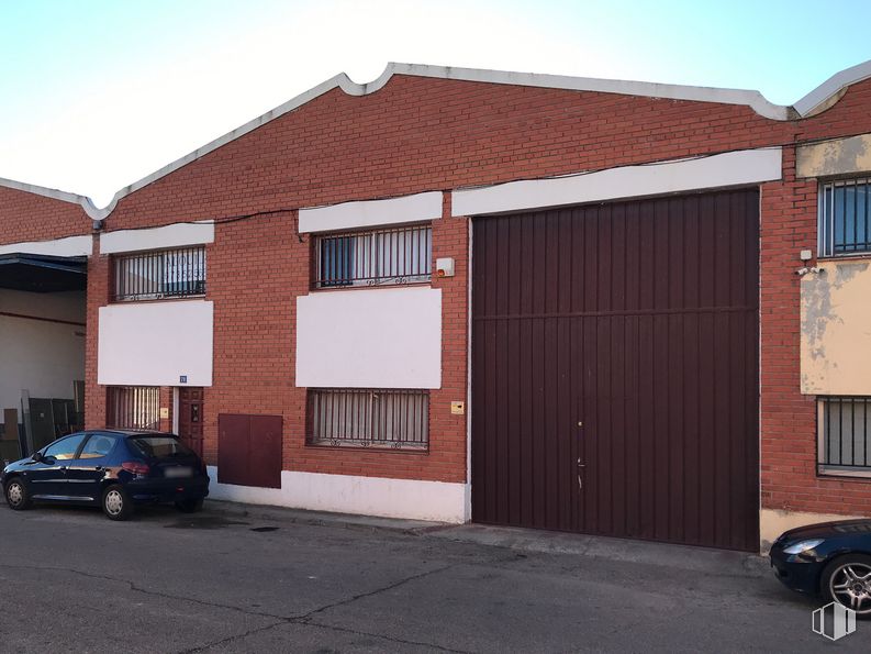 Nave en alquiler en Calle Pozo, Campo Real, Madrid, 28510 con coche, ventana, puerta, neumático, luz de estacionamiento, cielo, propiedad, rueda, vehículo y edificio alrededor