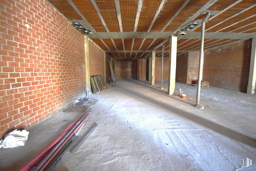 Retail for sale at Zona Evangelina Nogales de la Morena, Colmenar Viejo, Madrid, 28770 with wood, floor, flooring, brickwork, wall, building material, hall, brick, beam and ceiling around