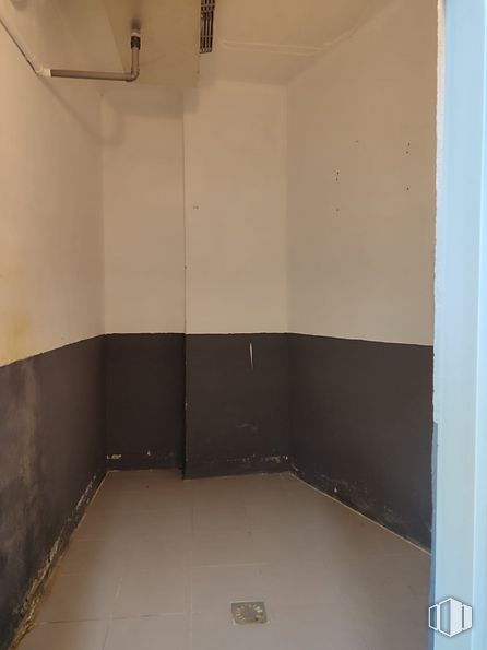 Retail for sale at Calle San Juan Bautista de la Salle, Talavera de la Reina, Toledo, 45600 with building, wood, fixture, wall, flooring, house, floor, composite material, shade and ceiling around