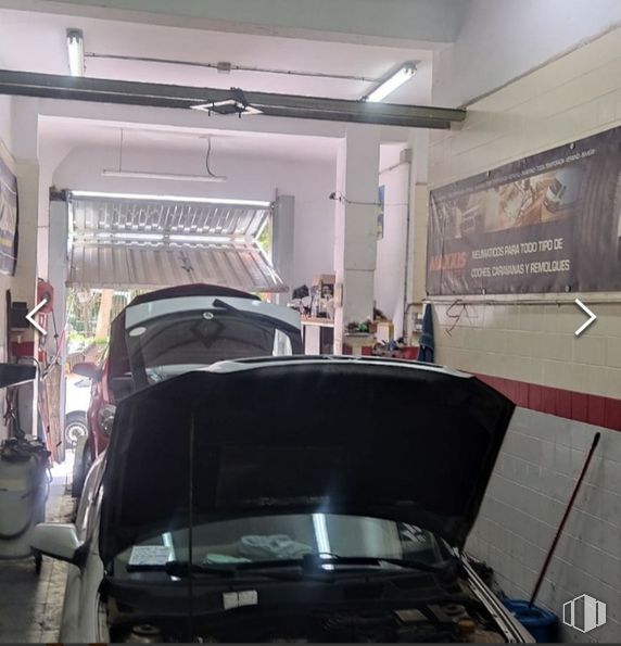 Retail for sale at Calle Virgen de Nuria, 5, Ciudad Lineal, Madrid, 28027 with automobile repair shop, hood, automotive care, car door, luxury vehicle, workshop, mid-size car, sedan, parking and personal luxury car around