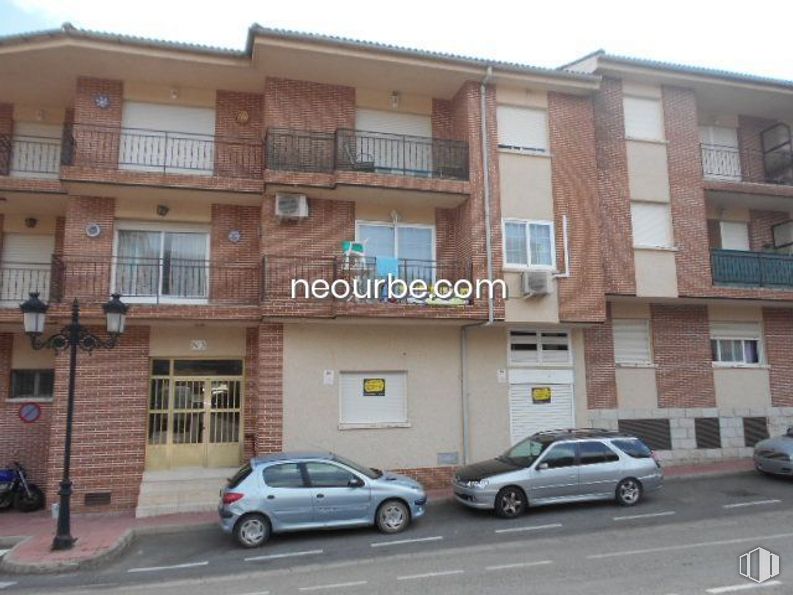 Retail for sale at Zona Centro, Santa María del Tiétar, Ávila, 05429 with car, building, window, wheel, tire, land vehicle, automotive parking light, vehicle, property and architecture around