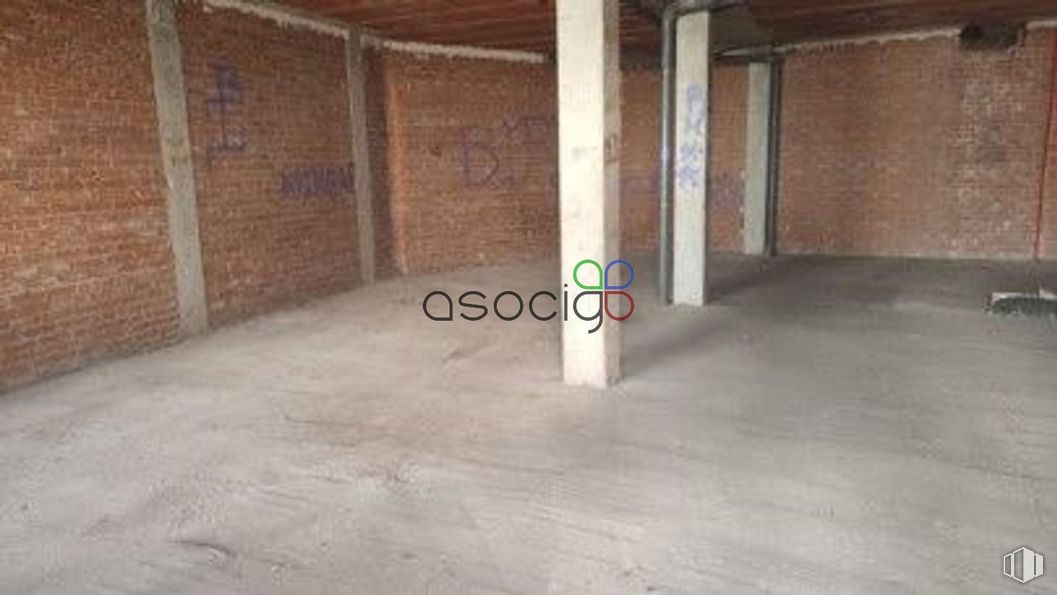 Retail for sale at Calle Manzano, 2, Pozo de Guadalajara, Guadalajara, 19161 with floor, flooring, brickwork, concrete, brick, building material, basement, hall, daylighting and plaster around