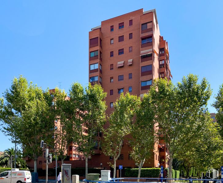 Oficina en alquiler en Calle Corazón de María, 80, Chamartín, Madrid, 28002 con camioneta, edificio, cielo, ventana, rueda, vehículo, diseño urbano, barrio, árbol y neumático alrededor