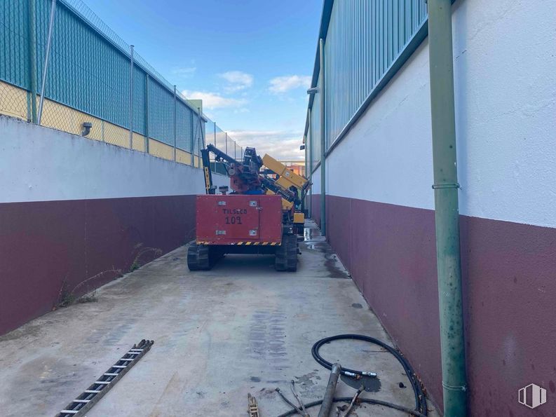 Industrial for sale at Zona industrial, Cobeña, Madrid, 28863 with machine, automotive wheel system, heavy equipment, building material and truck around