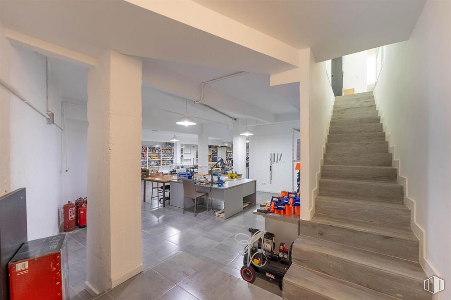 Local en venta en Calle Vereda del Carmen, 21, Ciudad Lineal, Madrid, 28017 con silla, alumbrado, hall, suelos, madera, suelo, estantería, edificio, escaleras y planta de interior alrededor