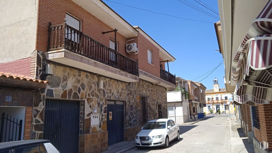 Retail for sale at Calle Tercia, Malpica de Tajo, Toledo, 45692 with car, building, window, door, house, property, sky, vehicle, infrastructure and vehicle registration plate around