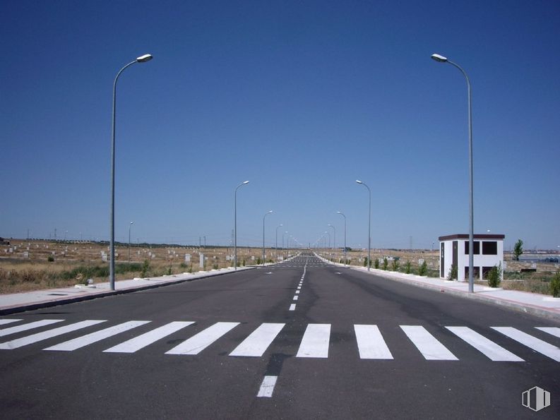 Land for sale at Sector El Melgar, Yuncos, Toledo, 45210 with street light, sky, infrastructure, road surface, asphalt, lighting, plant, tar, thoroughfare and line around