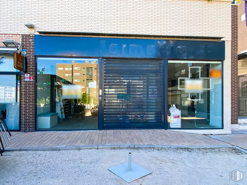 Local en venta en Avenida Levante, 187, Rivas-Vaciamadrid, Madrid, 28529 con persiana de la ventana, azul, superficie de carretera, sombra, espacio público, acera, edificio, puerta, fachada y bienes raíces alrededor