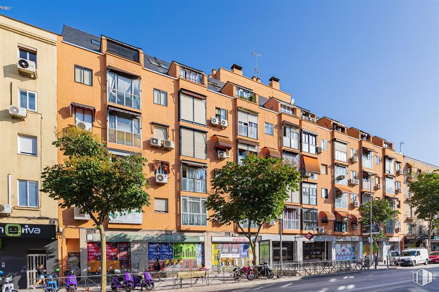 Retail for sale at Calle General Ricardos, Carabanchel, Madrid, 28019 with building, sky, daytime, property, window, wheel, tree, tire, plant and urban design around