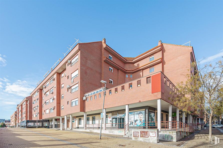 Local en venta en Avenida Mar Mediterráneo, Valdemoro, Madrid, 28340 con edificio, cielo, propiedad, ventana, nube, diseño urbano, ladrillo, árbol, zona residencial y fachada alrededor