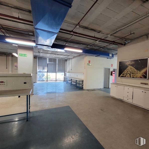 Industrial for sale at Calle María Tubau, Fuencarral - El Pardo, Madrid, 28050 with television, cabinetry, door, floor, flooring, ceiling, composite material, metal, transparency and fluorescent lamp around