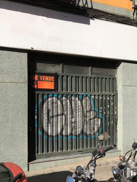 Industrial for sale at Calle Nájera, 11, Carabanchel, Madrid, 28025 with motorcycle, tire, automotive lighting, automotive tire, motor vehicle, vehicle, line, bicycle handlebar, wall and automotive design around