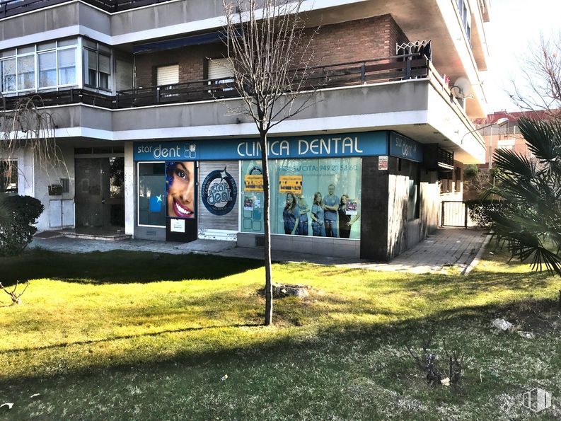 Local en venta en Avenida Ejército, Guadalajara, 19004 con edificio, ventana, planta, árbol, ocio, diseño urbano, fachada, ciudad, hierba y edificio comercial alrededor