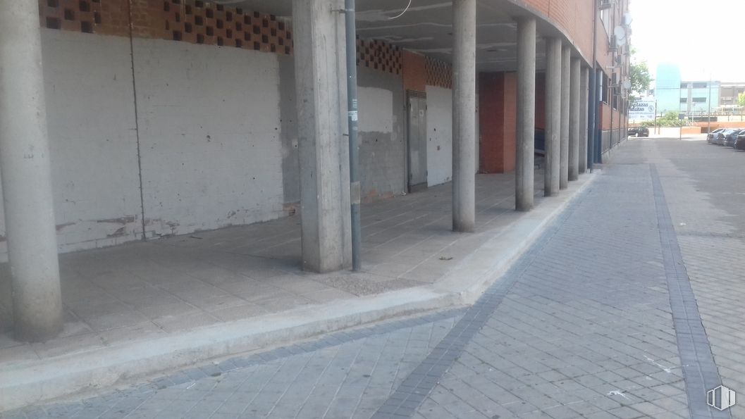 Local en alquiler y venta en Calle Cañada, Torrejón de Ardoz, Madrid, 28850 con asfalto, superficie de carretera, edificio, piso, material compuesto, acera, gas, fachada, hormigón y ciudad alrededor