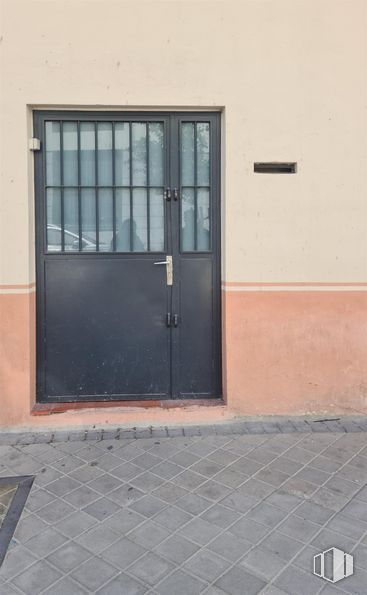 Local en venta en Calle Sierra Gádor, 17, Villa de Vallecas, Madrid, 28031 con puerta, accesorio, rectángulo, madera, superficie de la carretera, material compuesto, puerta de casa, tintes y matices, fachada y ladrillo alrededor