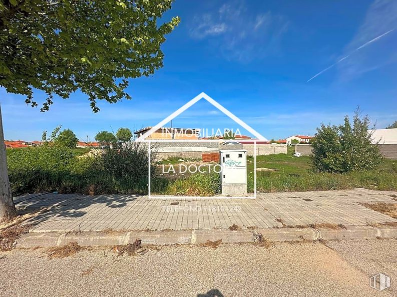 Land for sale at Calle Viñales, Las Ventas de Retamosa, Toledo, 45183 with sky, plant, cloud, building, road surface, tree, slope, grass, door and landscape around