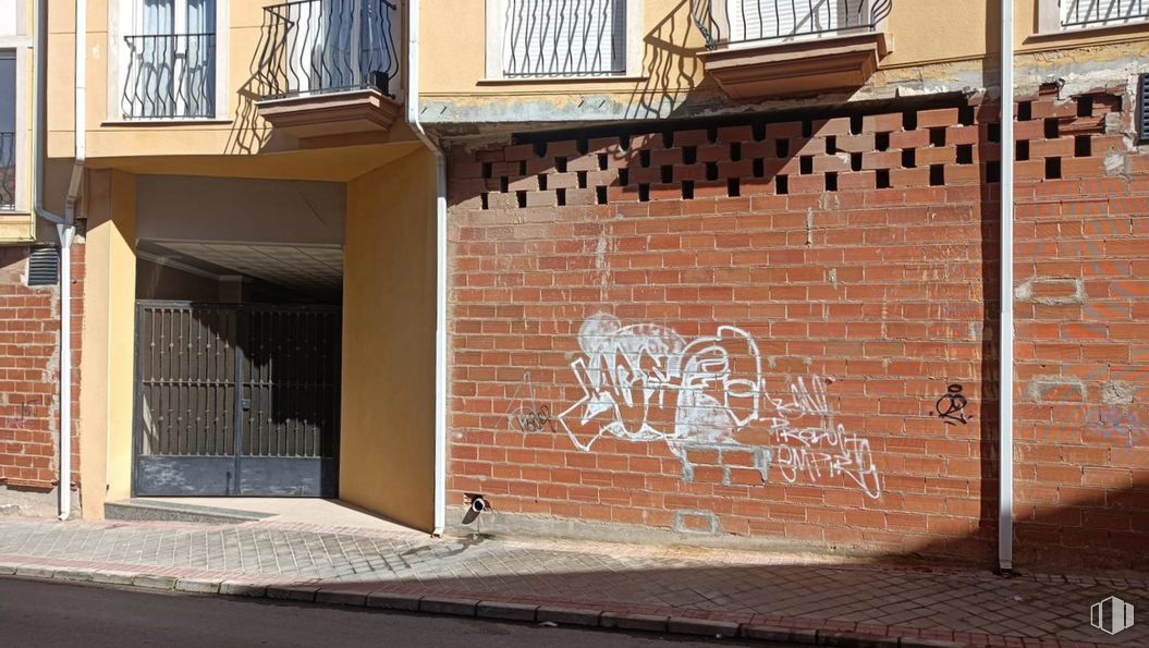 Local en venta en Casco urbano, Quintanar de la Orden, Toledo, 45800 con ventana, edificio, arquitectura, ladrillo, madera, barrio, superficie de la carretera, albañilería, fachada y tintes y matices alrededor