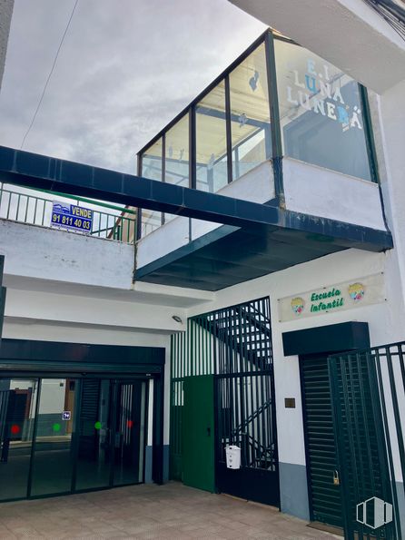 Local en venta en Calle Calderón de la Barca, 9, Navalcarnero, Madrid, 28600 con puerta, accesorio, fachada, edificio comercial, inmobiliario, sombra, material compuesto, vidrio, escaleras y metal alrededor