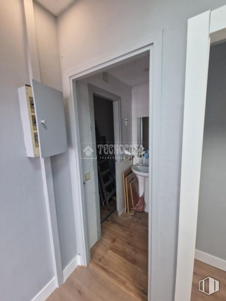 Local en venta en Calle Vía Carpetana, Carabanchel, Madrid, 28047 con accesorio, puerta, madera, suelos, suelo, puerta de casa, tinte para madera, madera dura, edificio y suelo laminado alrededor